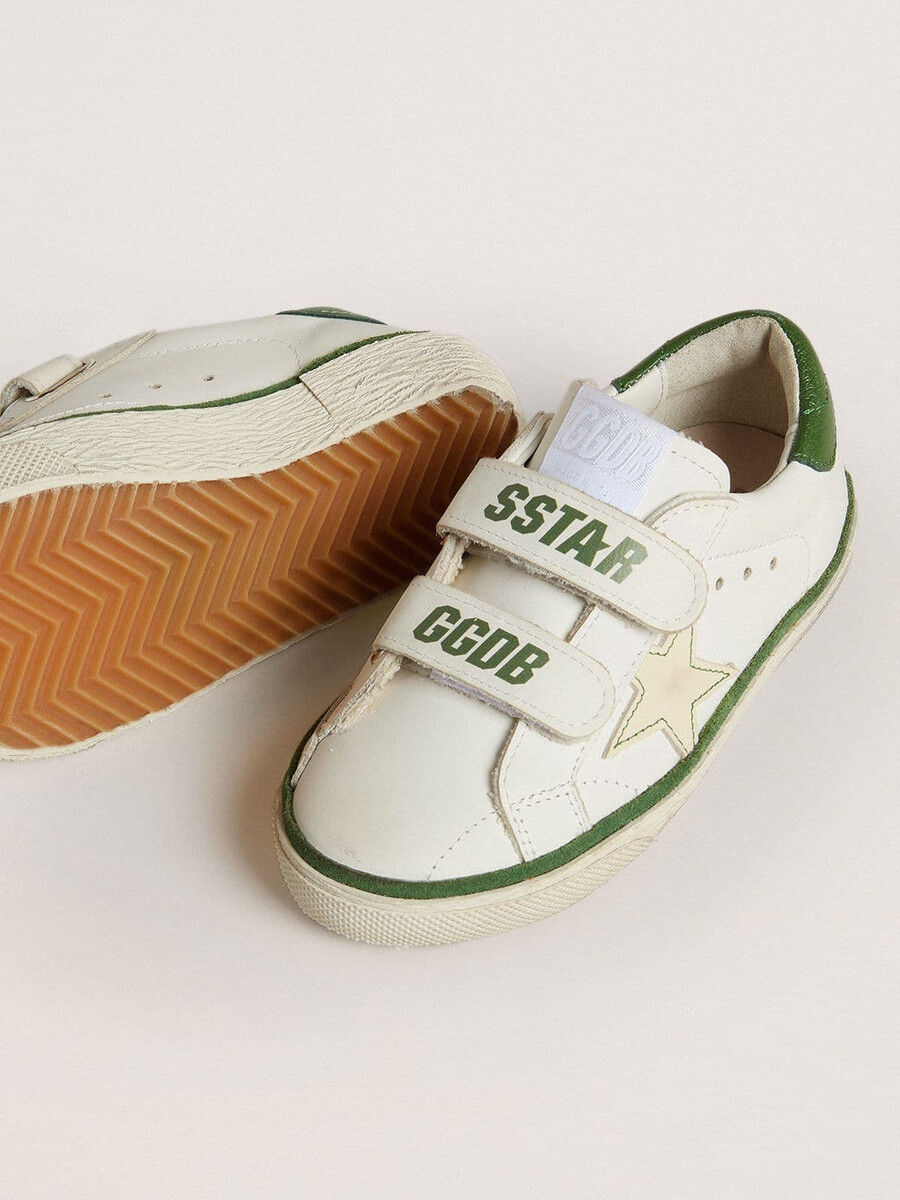 teen old school em couro branco com detalhe em napa verde no calcanhar e inserção verde