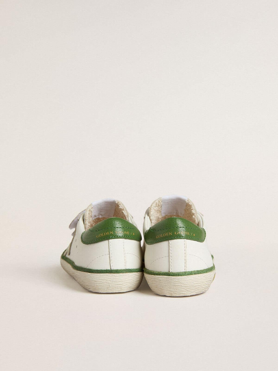 teen old school em couro branco com detalhe em napa verde no calcanhar e inserção verde