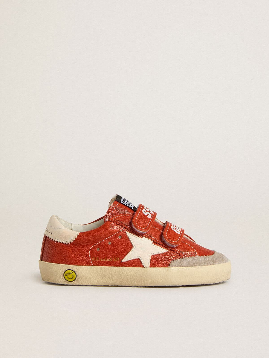 teen old school em napa laranja com estrela branca e detalhe de couro creme no calcanhar.