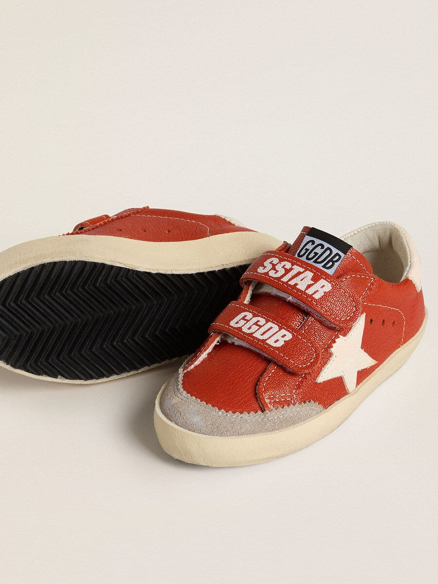 teen old school em napa laranja com estrela branca e detalhe de couro creme no calcanhar.