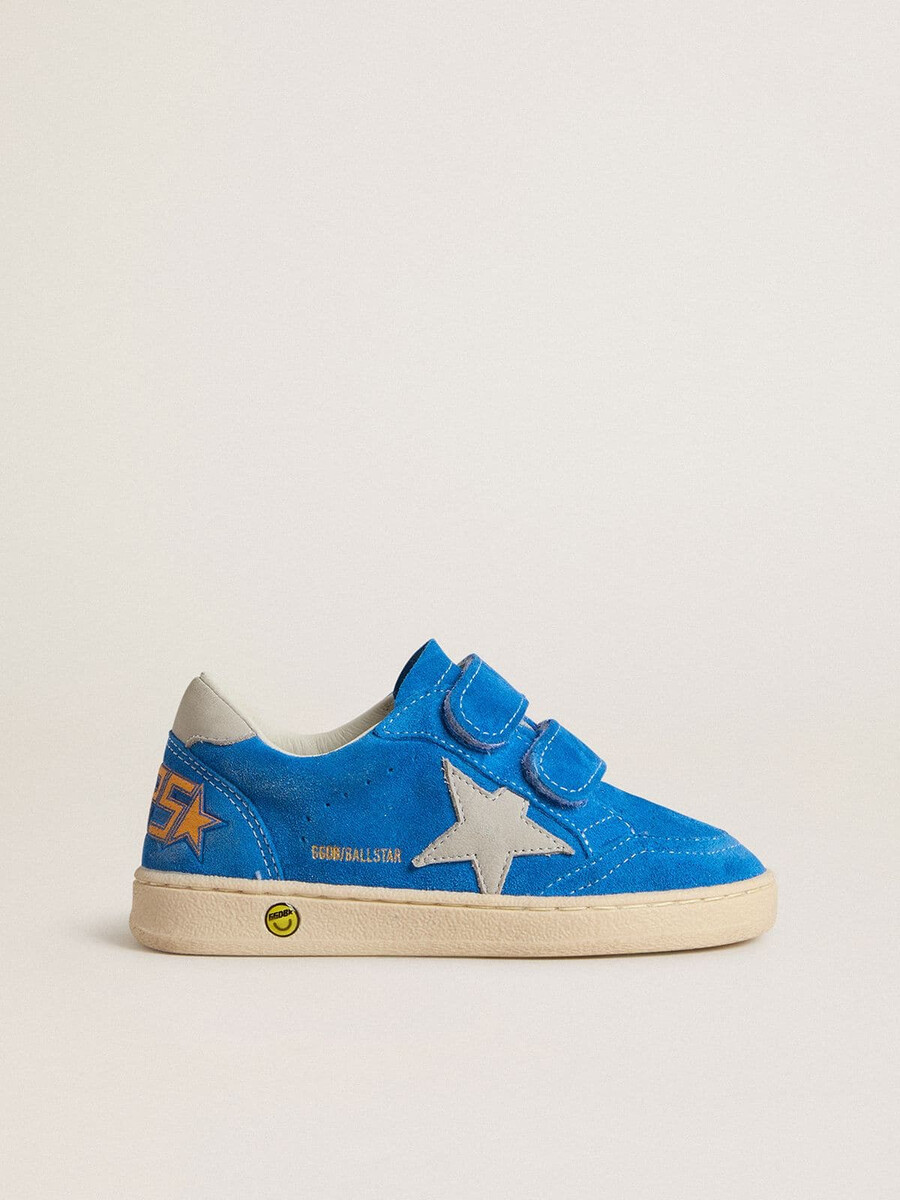 teen ball star em camurça azul-clara com estrela em nobuck cinza e detalhe no calcanhar.