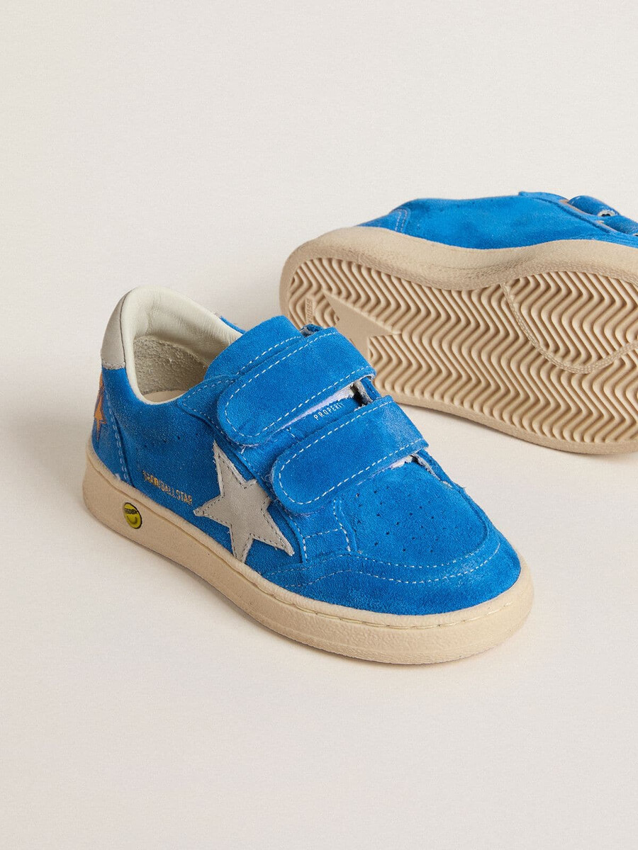 teen ball star em camurça azul-clara com estrela em nobuck cinza e detalhe no calcanhar.