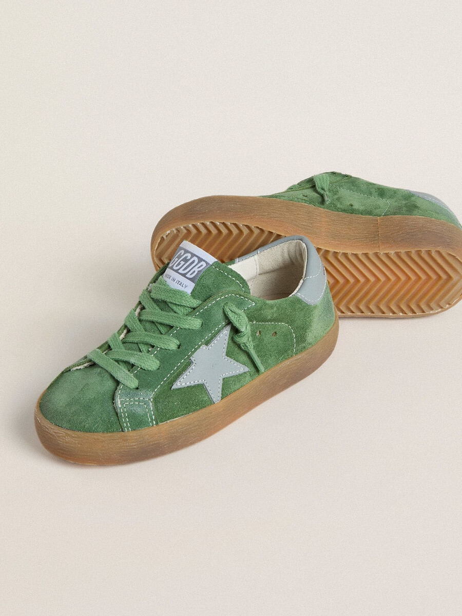 jovem superestrela em camurça verde com estrela azul bebê e detalhe no calcanhar.