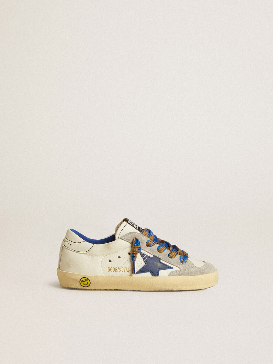 super-star young com estrela de couro azul e detalhes em camurça cinza-gelo.