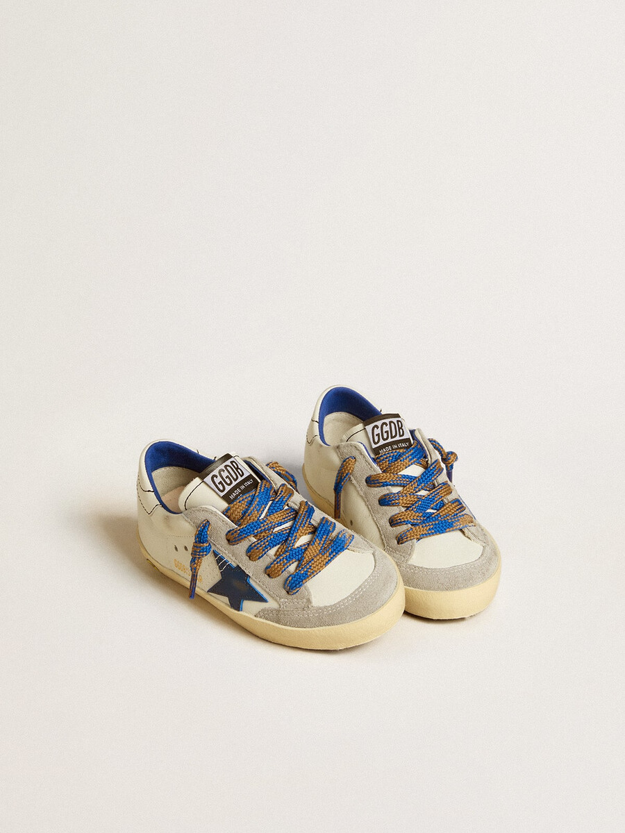 super-star young com estrela de couro azul e detalhes em camurça cinza-gelo.
