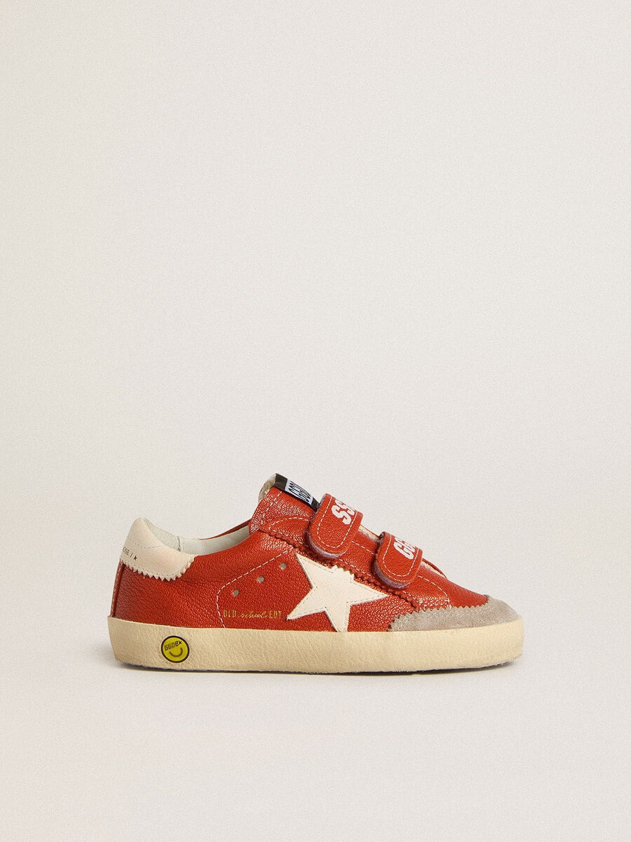young old school em napa laranja com estrela branca e detalhe de couro creme no calcanhar.