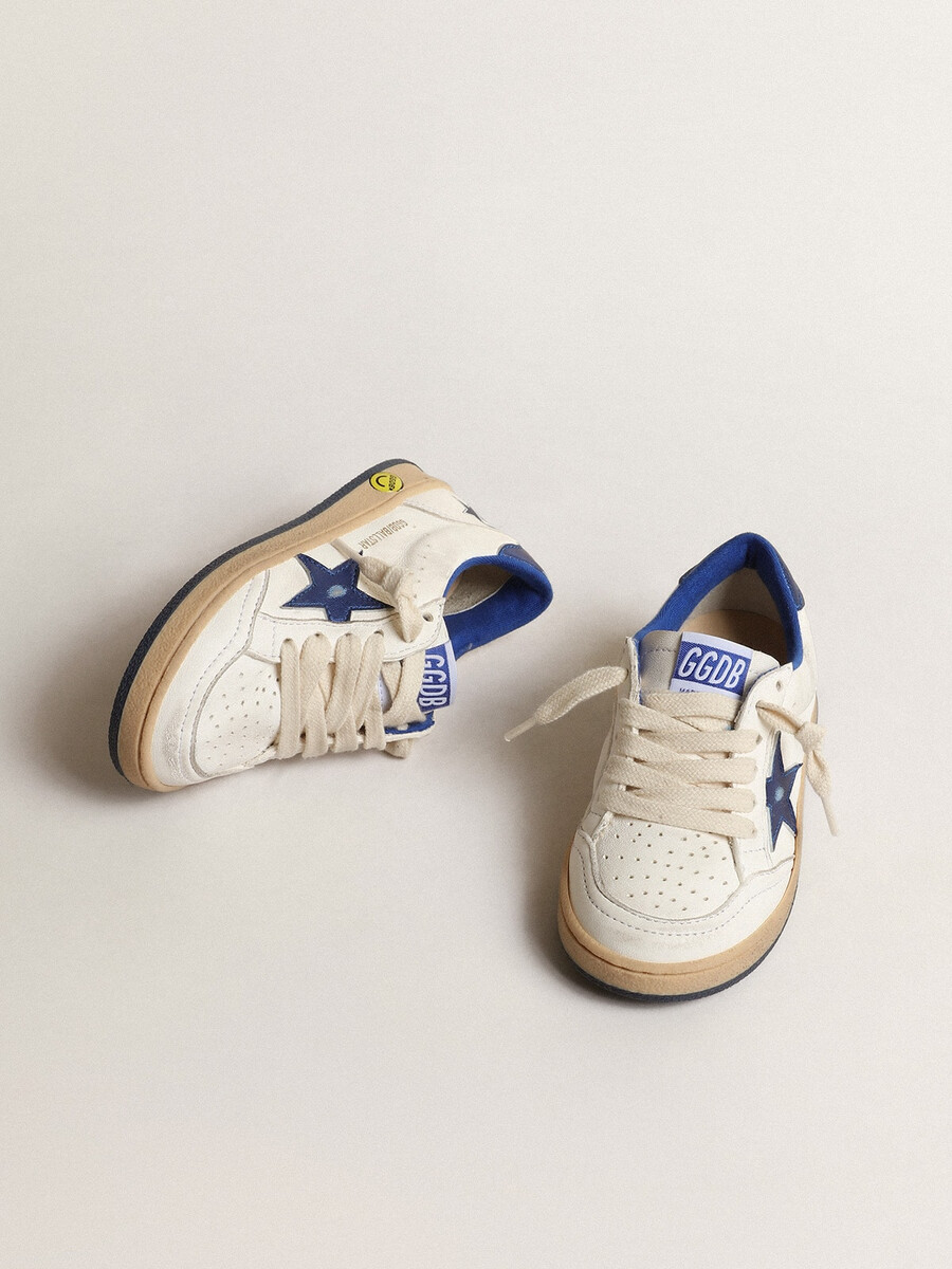 young ball star com estrela em couro metálico azul e detalhe no calcanhar