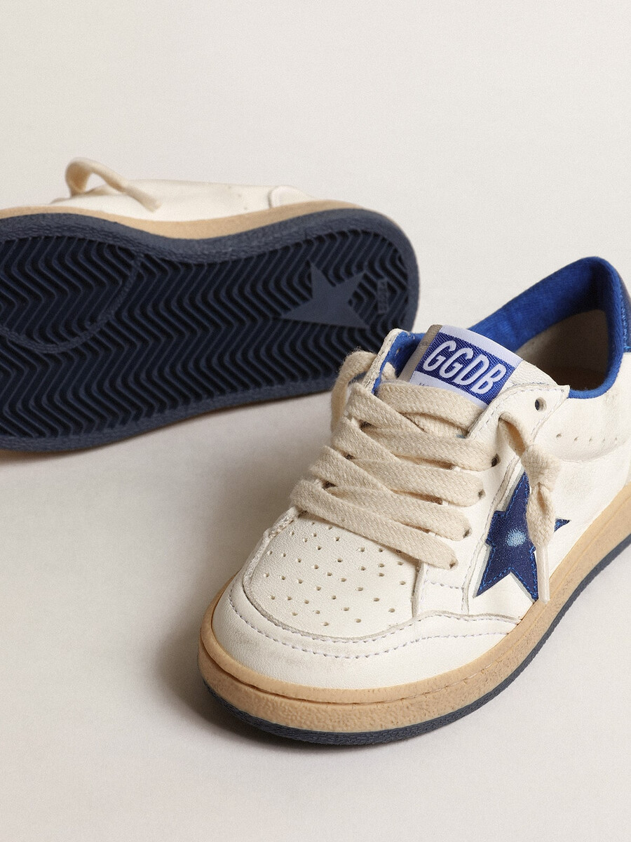 young ball star com estrela em couro metálico azul e detalhe no calcanhar
