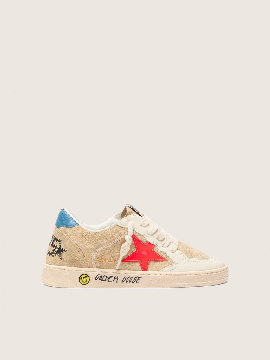 tênis ball star young em camurça bege com estrela vermelha e detalhe azul claro no calcanhar.