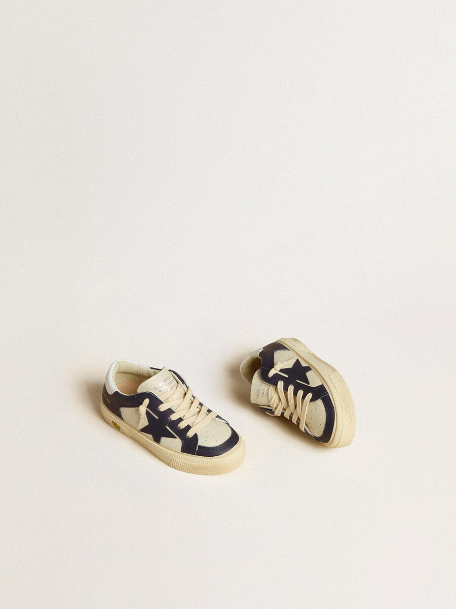 may young em couro branco e azul com estrela de couro e detalhe no calcanhar.