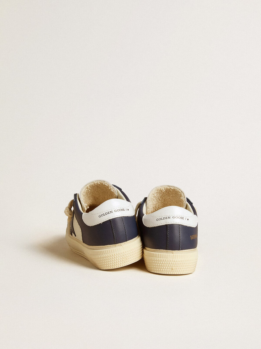 may young em couro branco e azul com estrela de couro e detalhe no calcanhar.