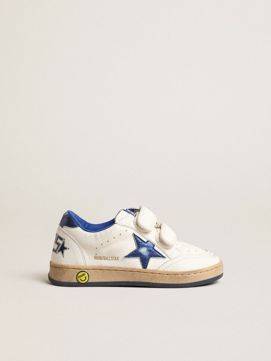 ball star young com estrela em couro metálico azul e detalhe no calcanhar.