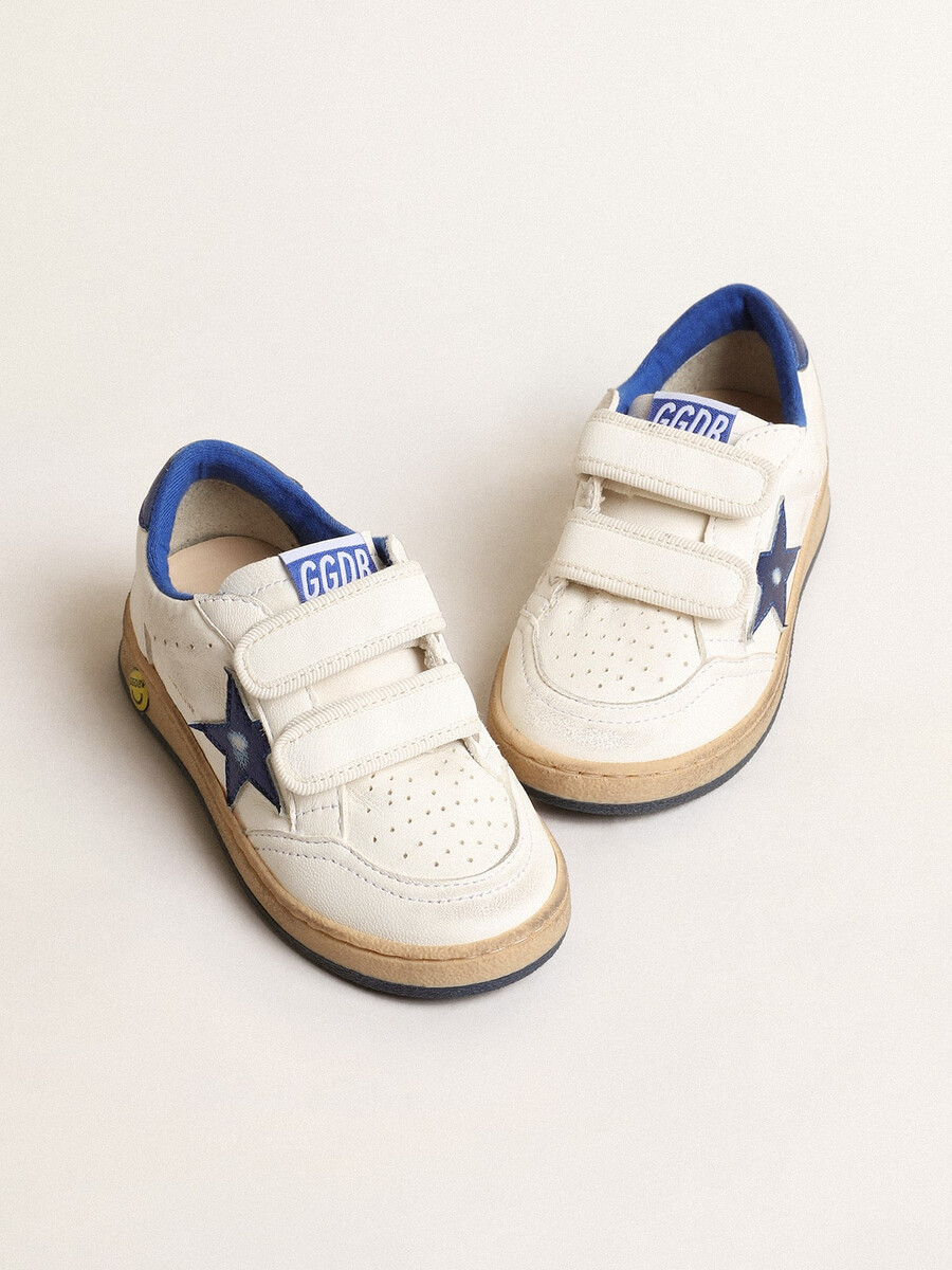 ball star young com estrela em couro metálico azul e detalhe no calcanhar.