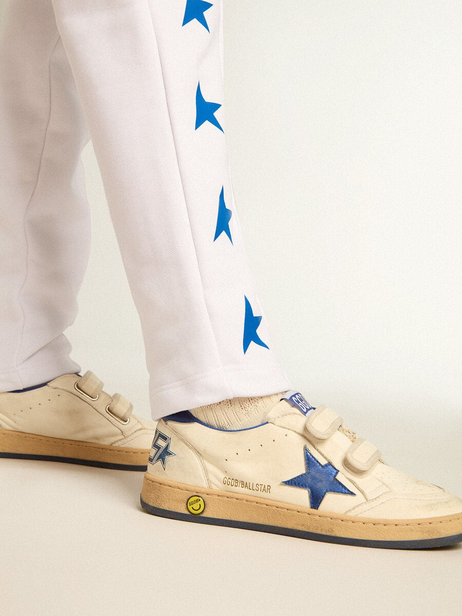 ball star young com estrela em couro metálico azul e detalhe no calcanhar.