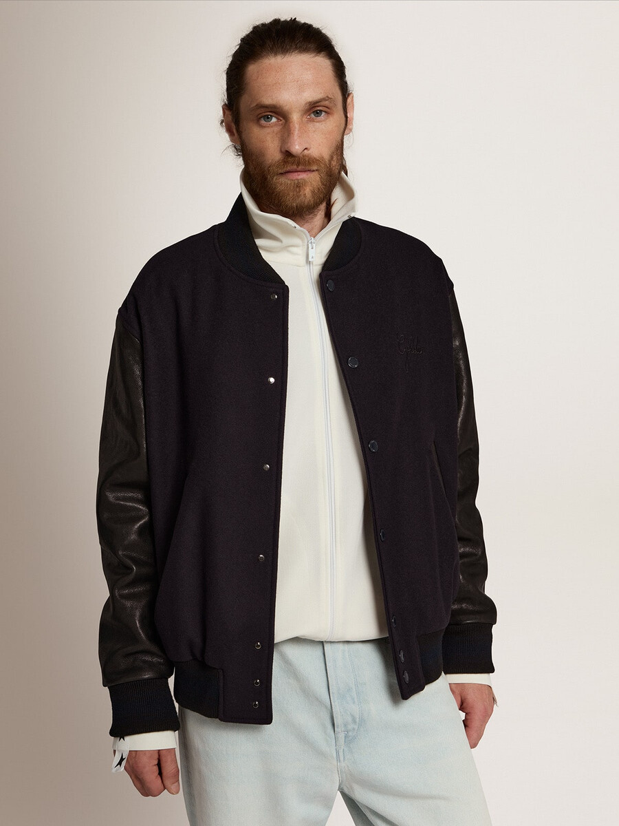 jaqueta bomber masculina em lã azul e couro preto.