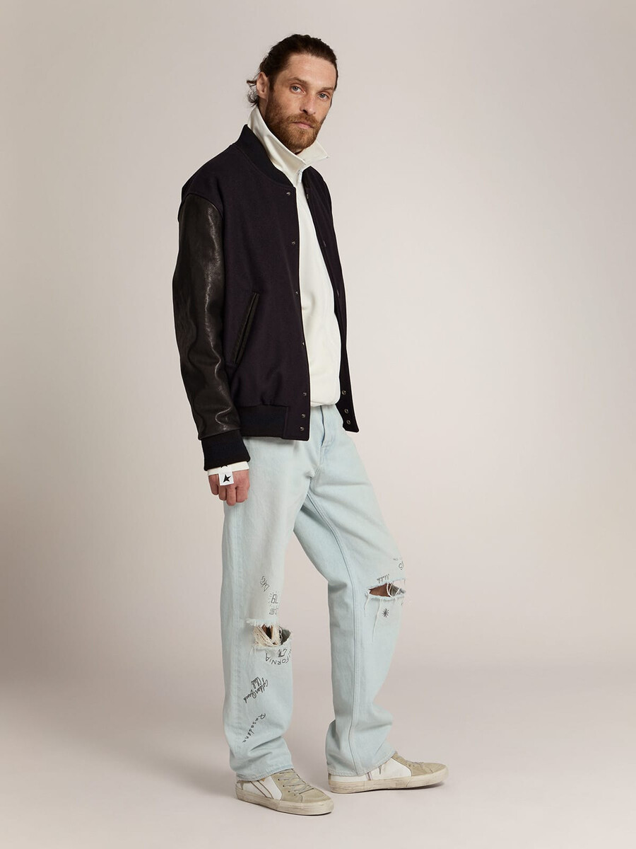 jaqueta bomber masculina em lã azul e couro preto.