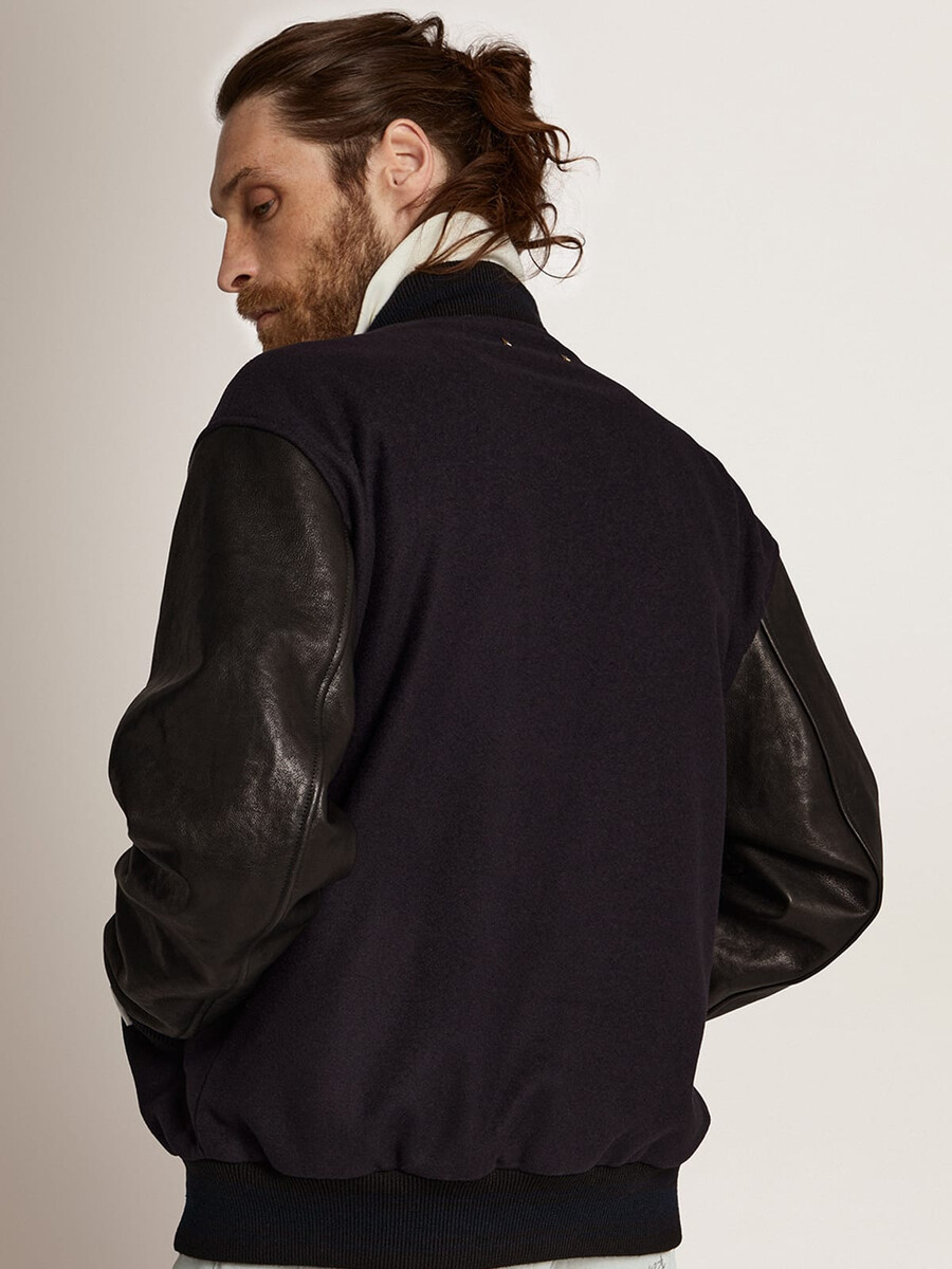 jaqueta bomber masculina em lã azul e couro preto.