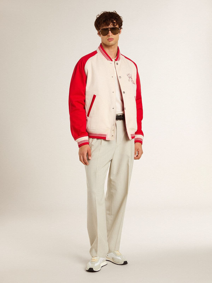 jaqueta bomber em branco e vermelho desgastado com bordado.