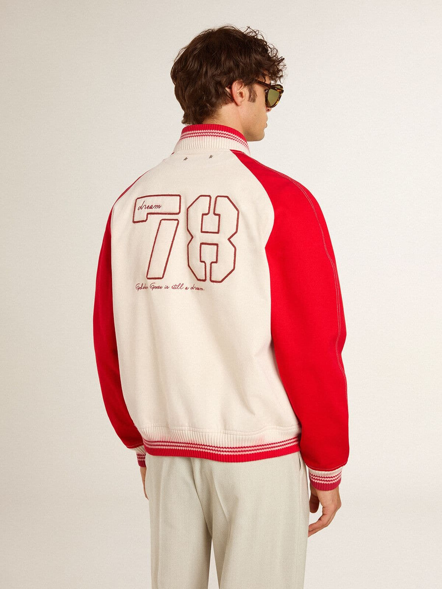jaqueta bomber em branco e vermelho desgastado com bordado.
