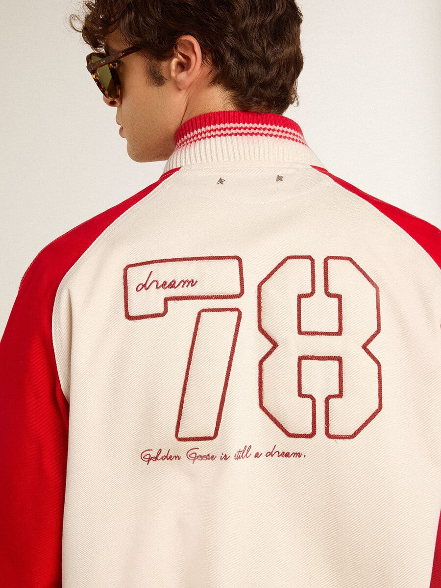 jaqueta bomber em branco e vermelho desgastado com bordado.