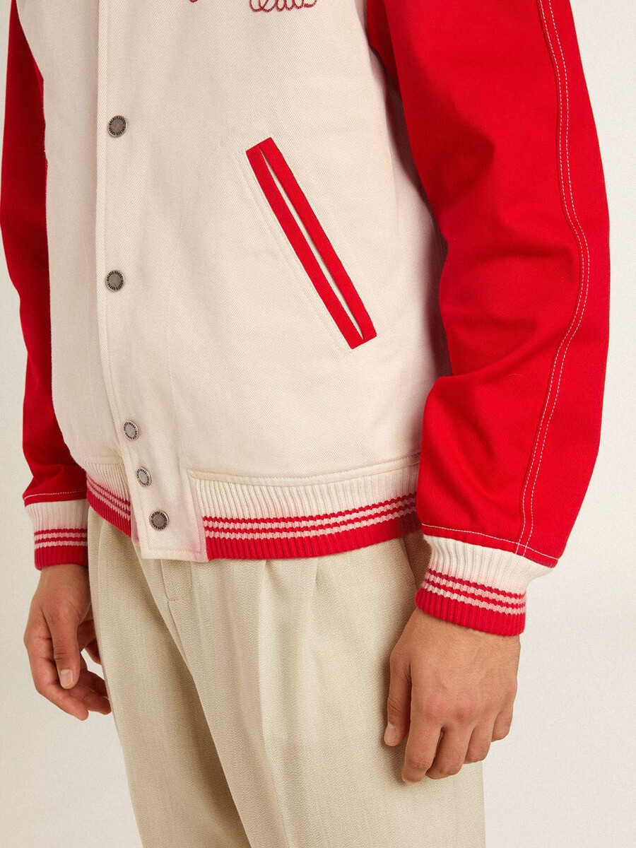 jaqueta bomber em branco e vermelho desgastado com bordado.
