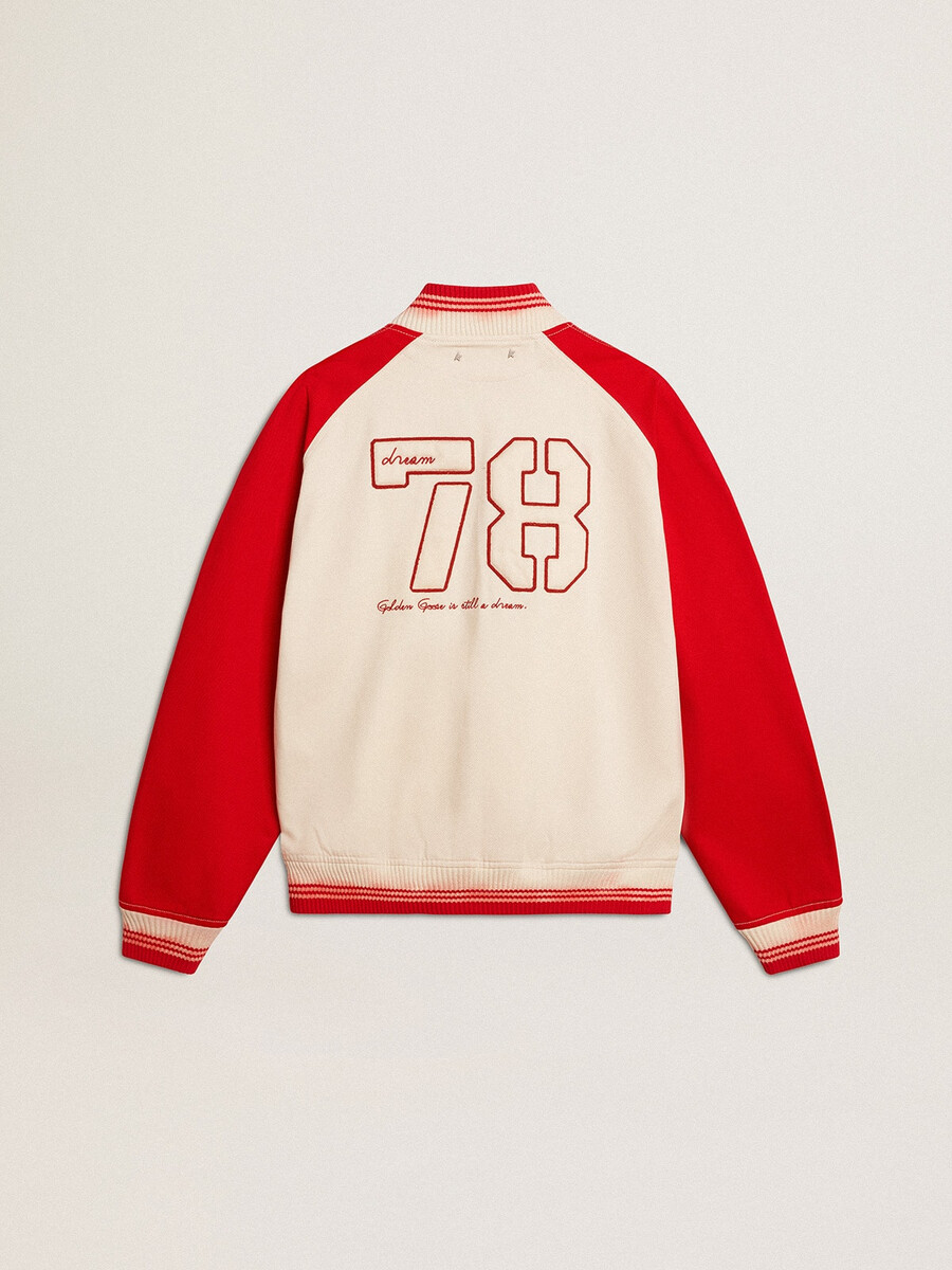 jaqueta bomber em branco e vermelho desgastado com bordado.