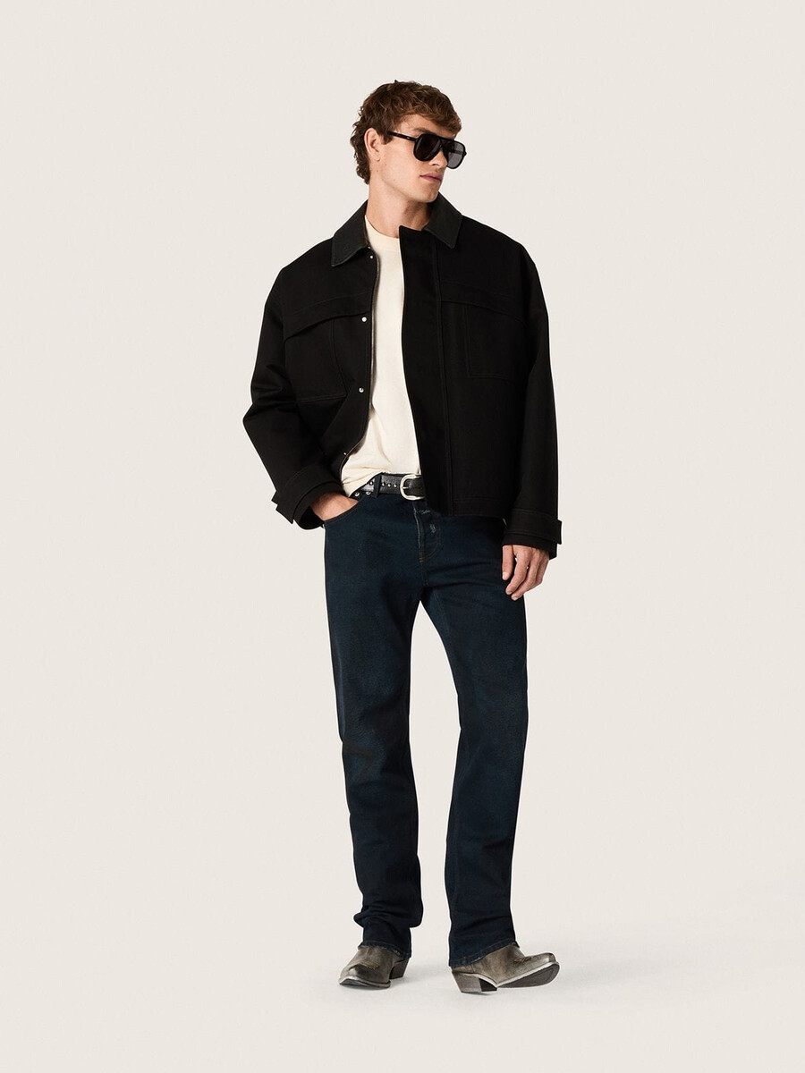 jaqueta curta acolchoada masculina em algodão preto com gola de couro.