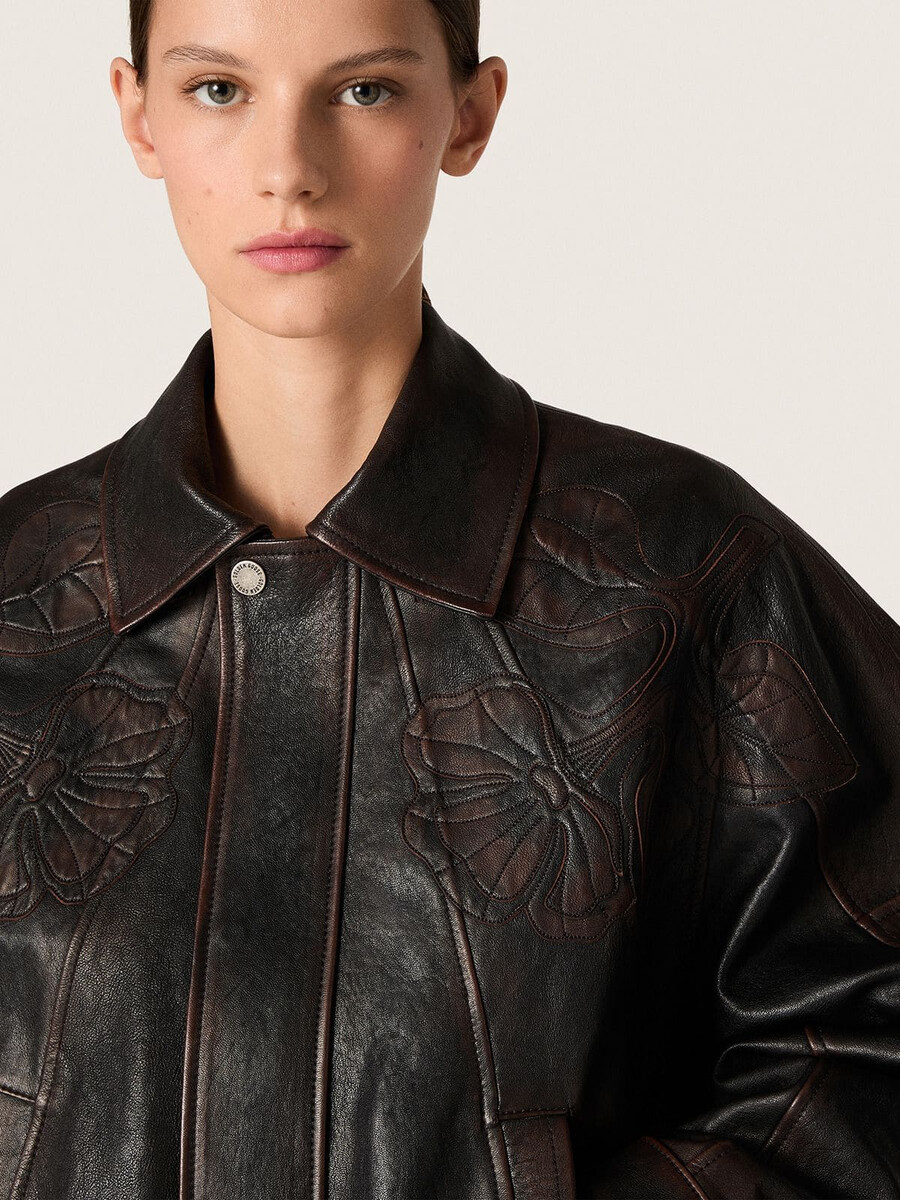 jaqueta bomber feminina em couro napa bordô escuro com bordado floral.