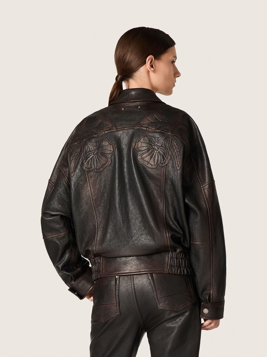 jaqueta bomber feminina em couro napa bordô escuro com bordado floral.