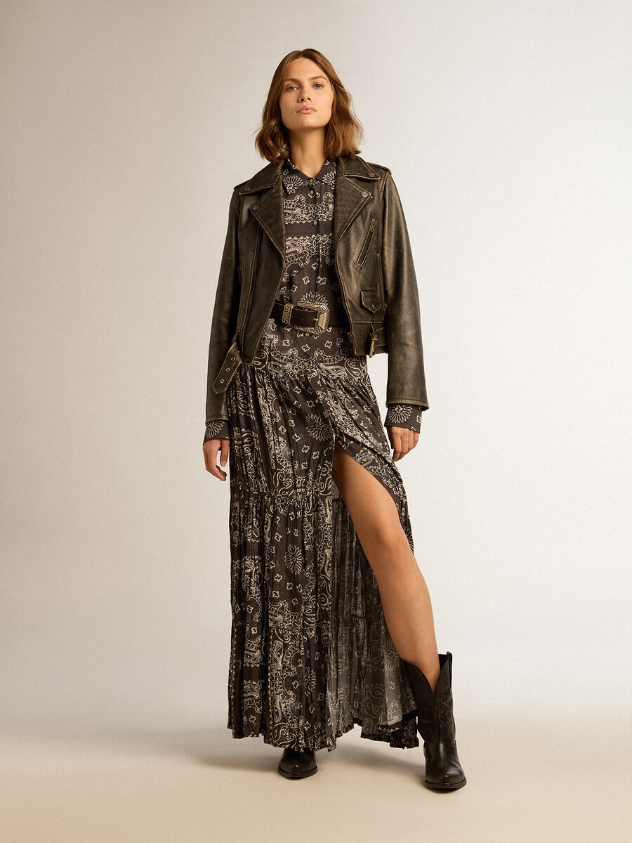 vestido camiseiro cinza-antracite com estampa paisley