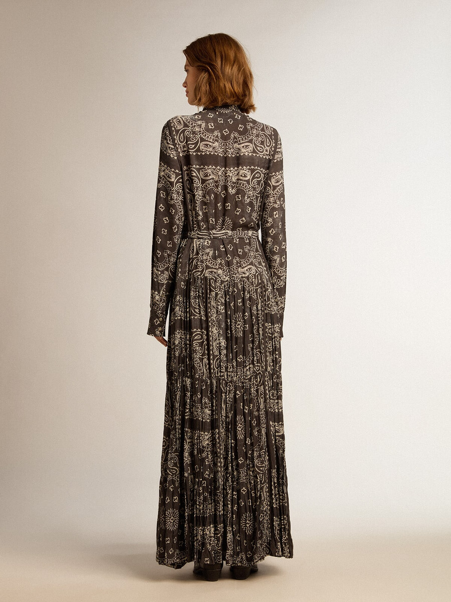 vestido camiseiro cinza-antracite com estampa paisley