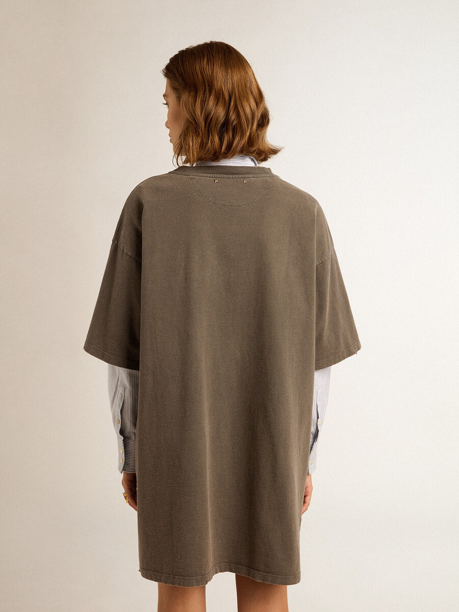 vestido camiseta feminino cinza com efeito desgastado.