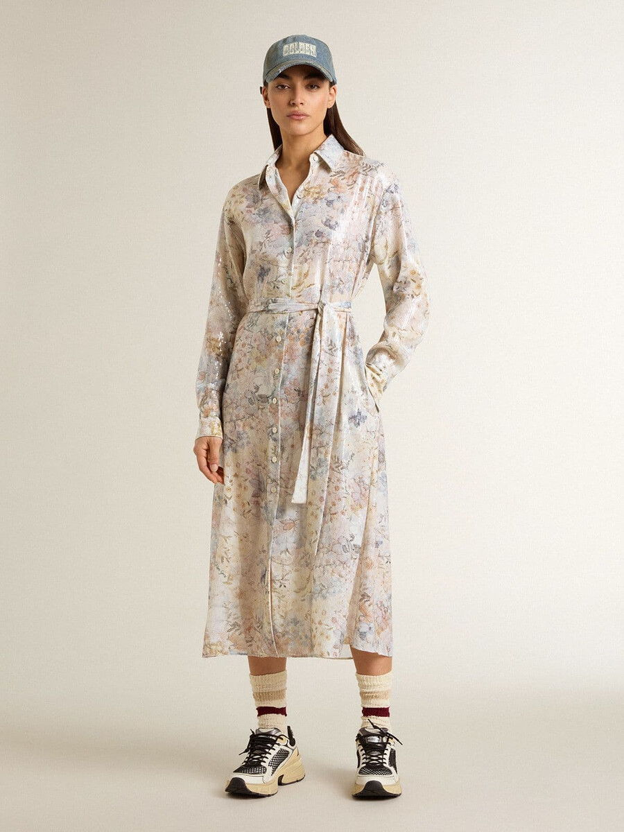 vestido camiseiro feminino com estampa floral multicolorida de lantejoulas.