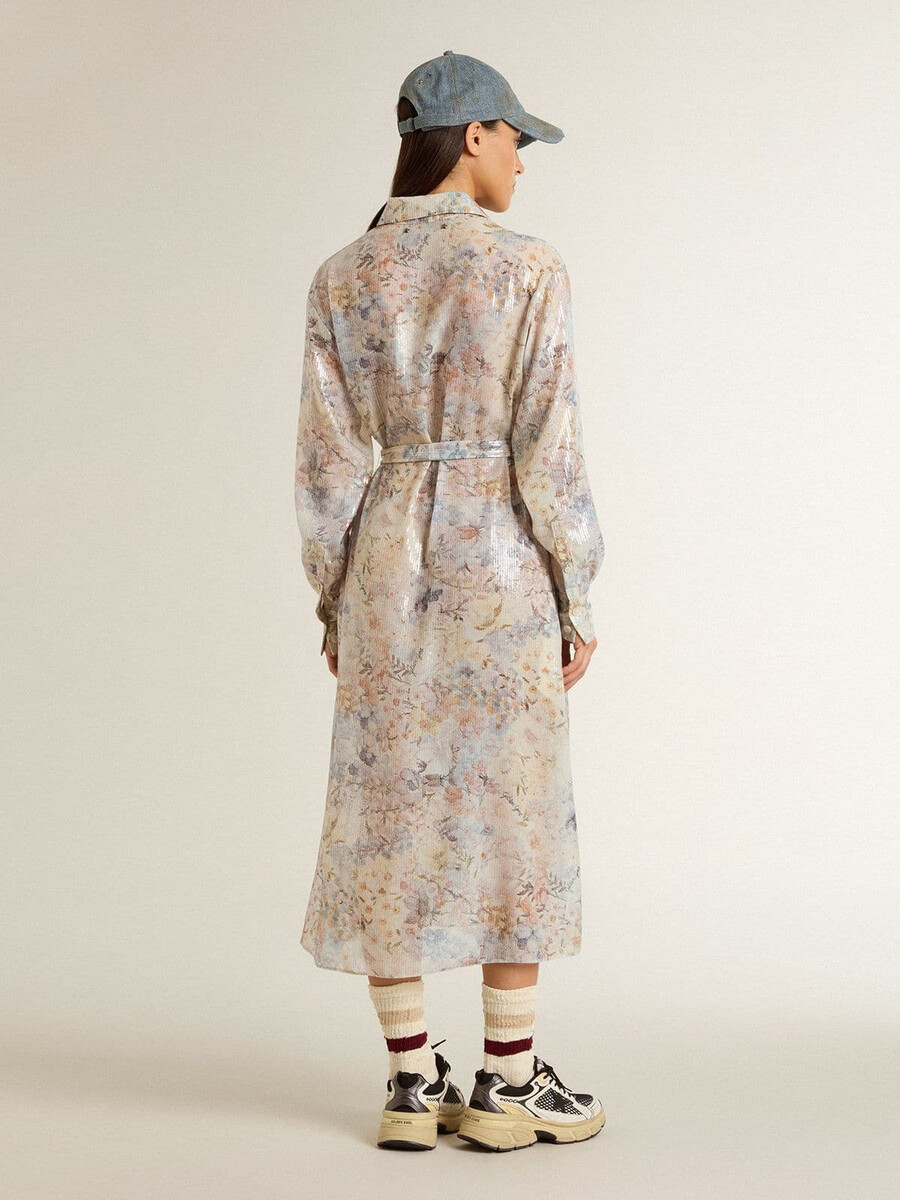 vestido camiseiro feminino com estampa floral multicolorida de lantejoulas.