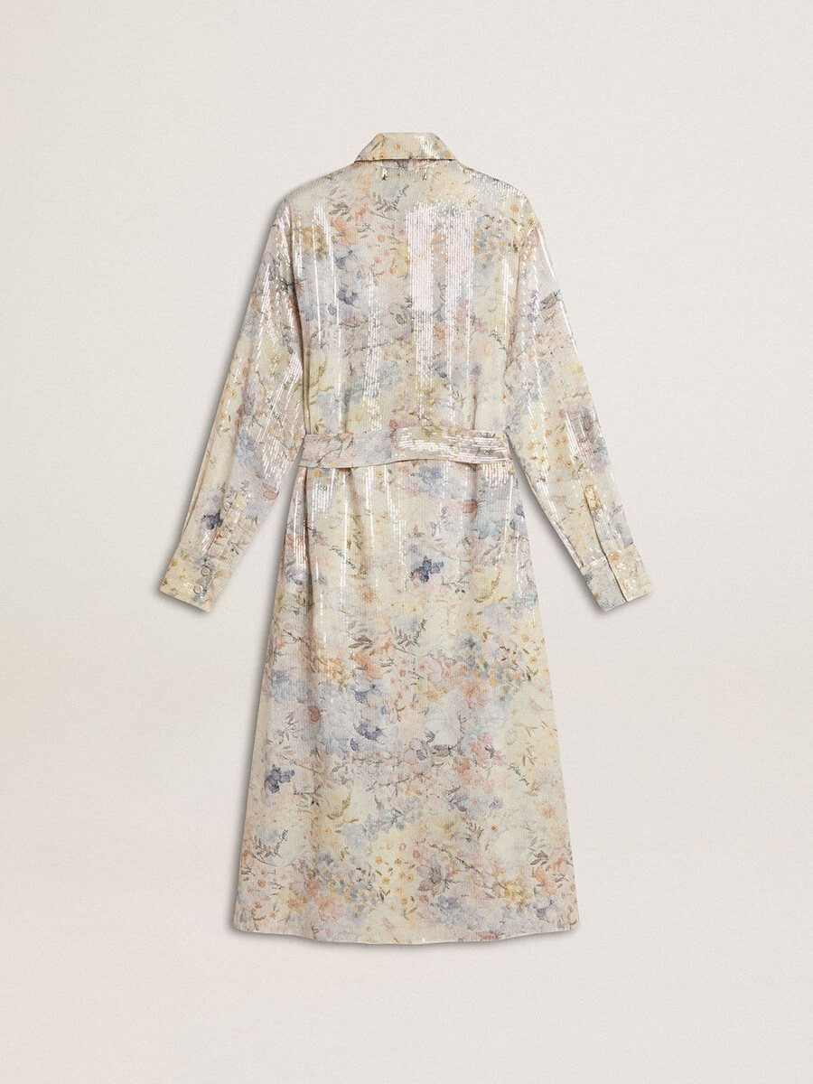 vestido camiseiro feminino com estampa floral multicolorida de lantejoulas.