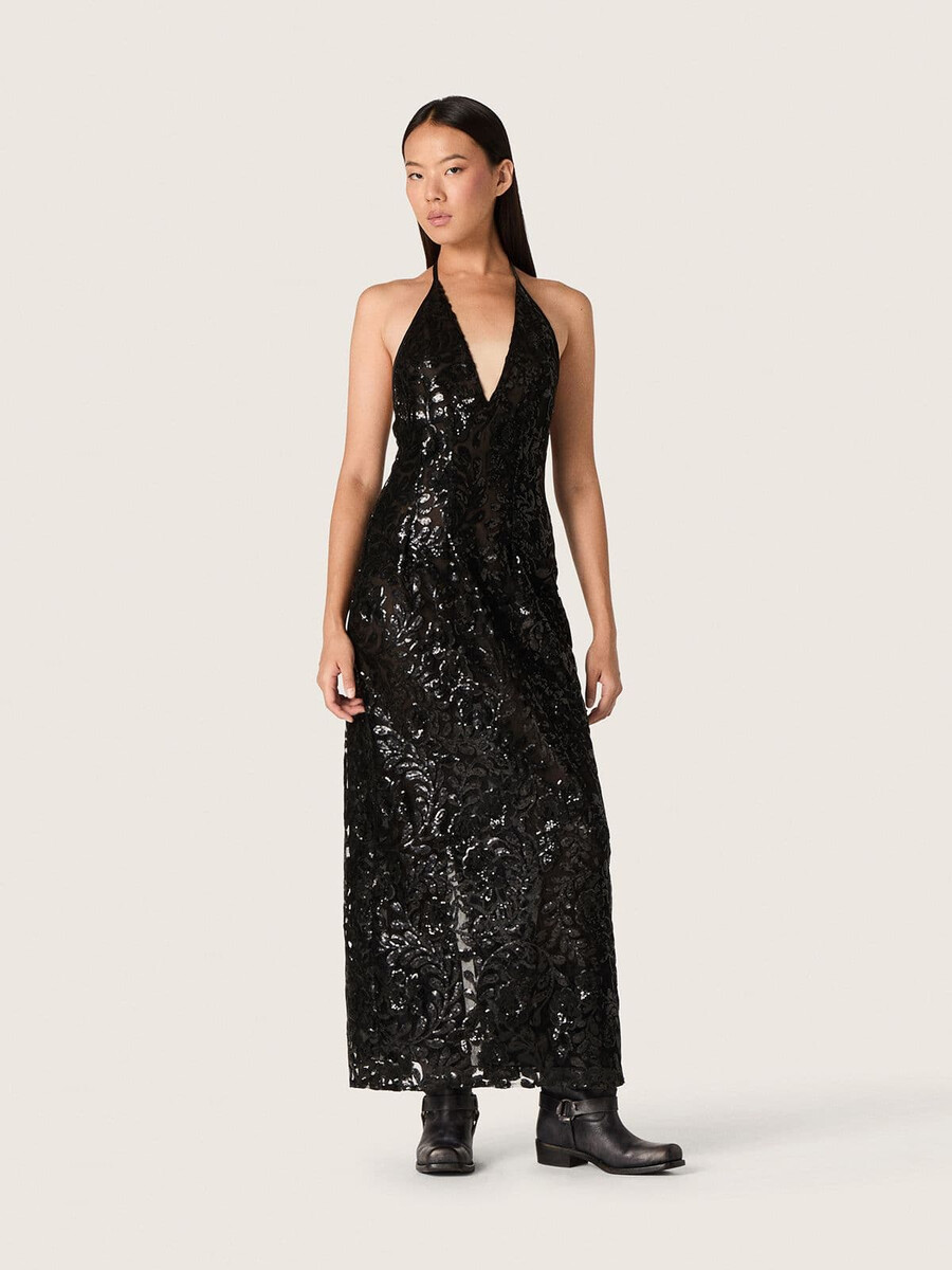 vestido longo feminino em tule com bordado floral em lantejoulas pretas.
