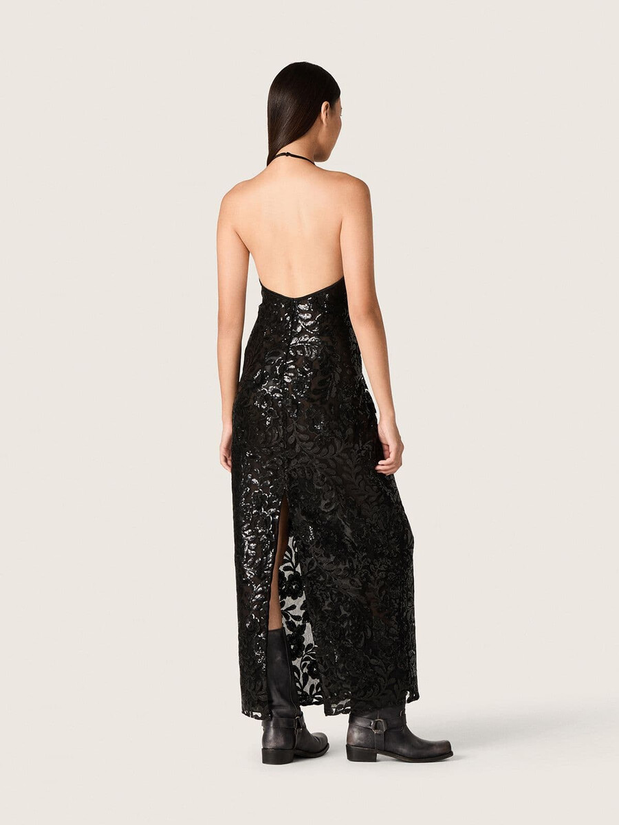 vestido longo feminino em tule com bordado floral em lantejoulas pretas.