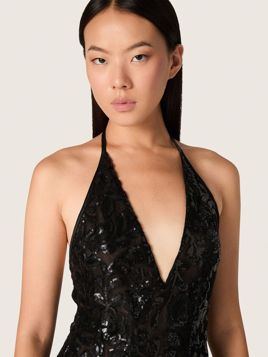 vestido longo feminino em tule com bordado floral em lantejoulas pretas.