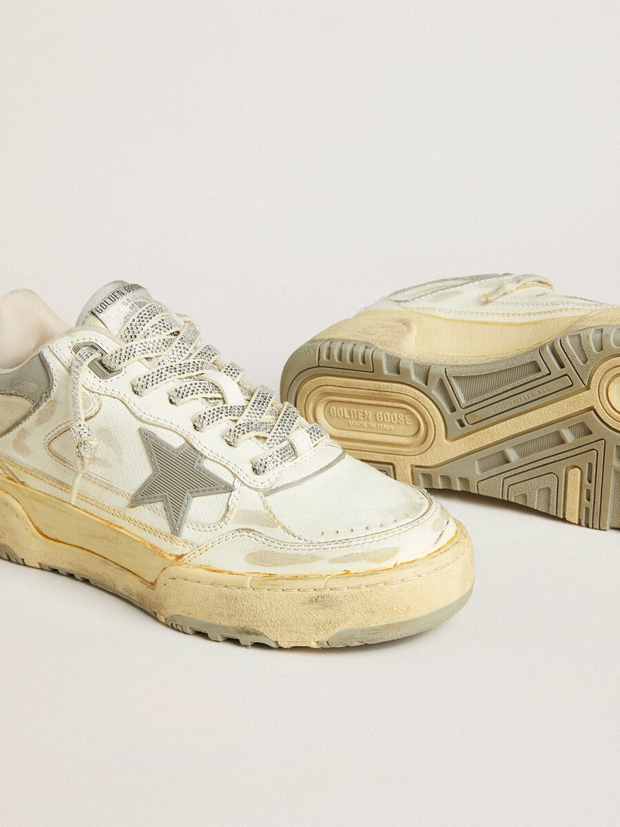 tênis forty2 masculino em couro branco com cadarços com cristais swarovski e estrela de tpu cinza.