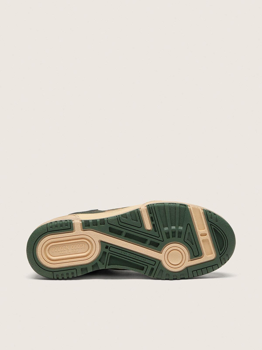 tênis masculino forty2 em couro verde e nylon creme com estrela em tpu e detalhe em couro prateado no calcanhar.