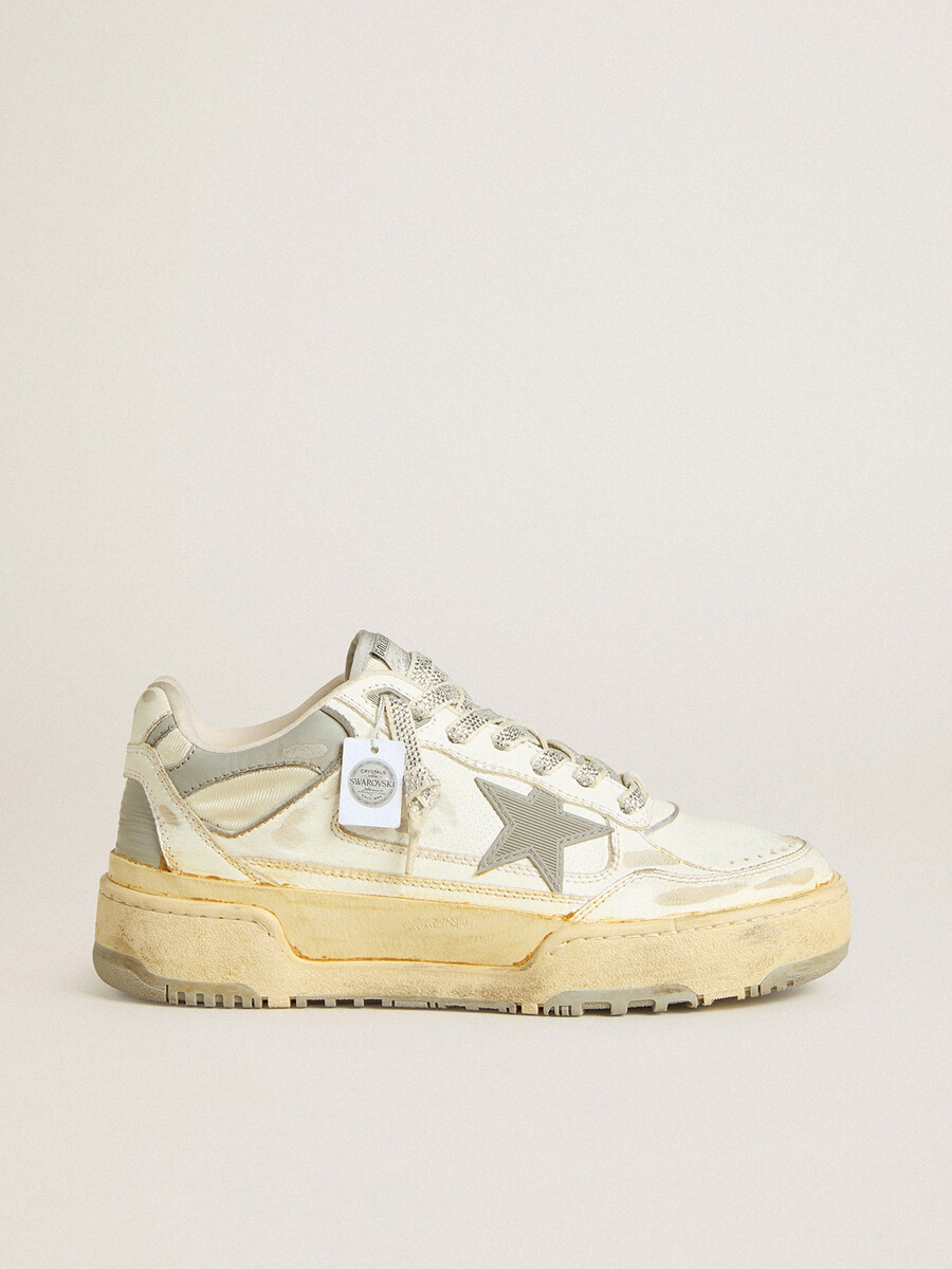 tênis feminino forty2 em couro branco com cadarços com cristais swarovski e estrela de tpu cinza.