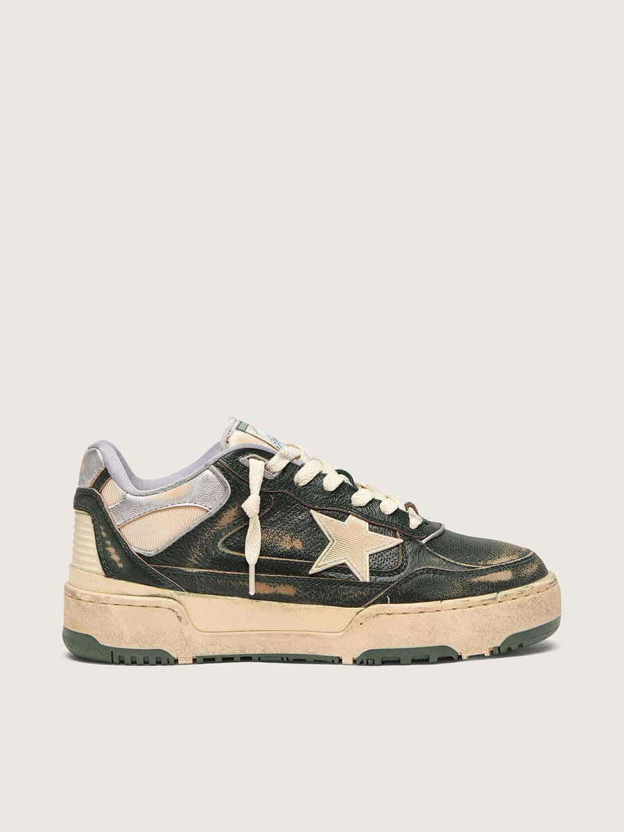 sapato feminino forty2 em couro verde e nylon creme com estrela em tpu e detalhe em couro prateado no calcanhar.