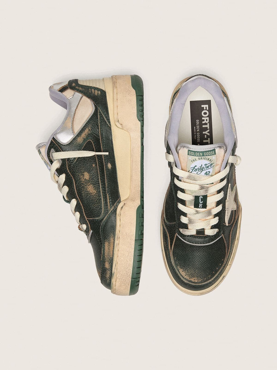 sapato feminino forty2 em couro verde e nylon creme com estrela em tpu e detalhe em couro prateado no calcanhar.