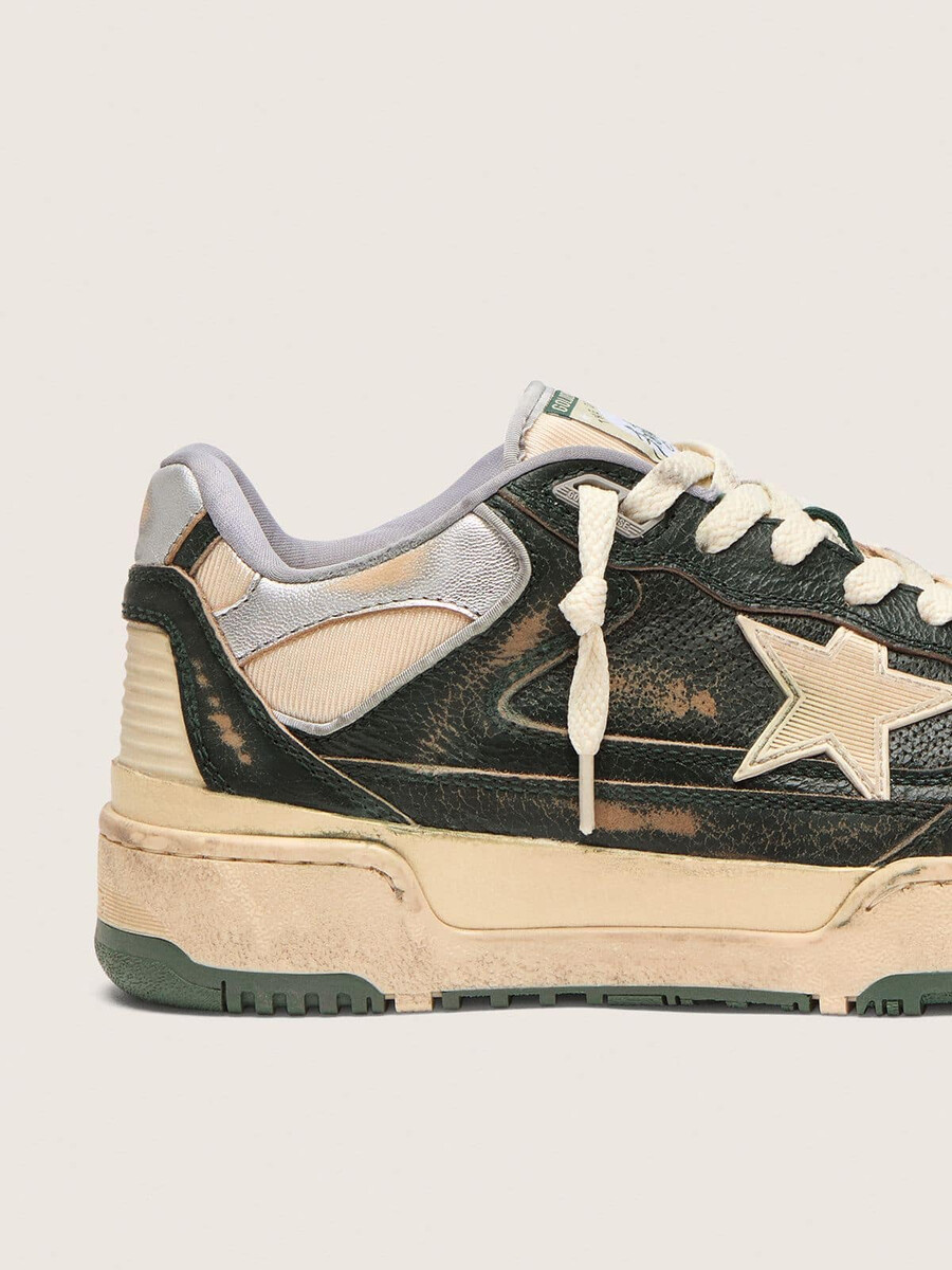 sapato feminino forty2 em couro verde e nylon creme com estrela em tpu e detalhe em couro prateado no calcanhar.