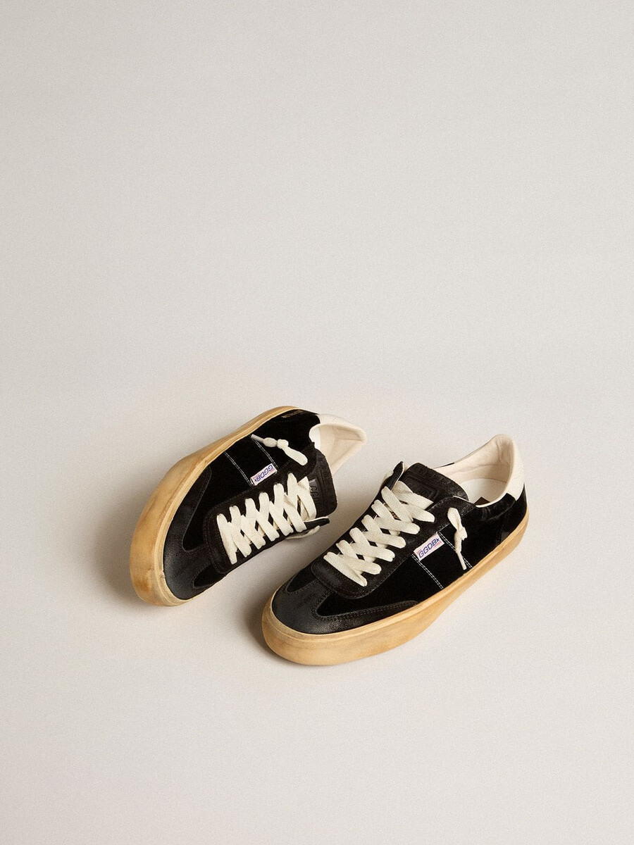 sapato masculino soul star em veludo preto com detalhe em couro branco no calcanhar.
