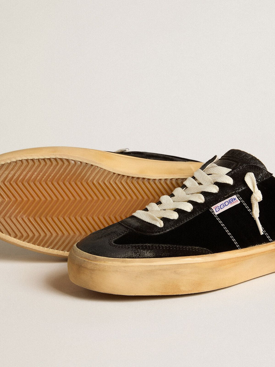 sapato masculino soul star em veludo preto com detalhe em couro branco no calcanhar.
