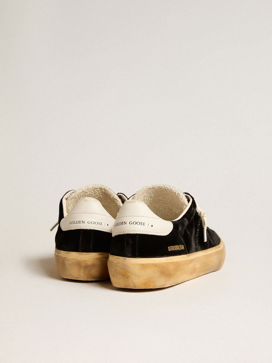 sapato masculino soul star em veludo preto com detalhe em couro branco no calcanhar.