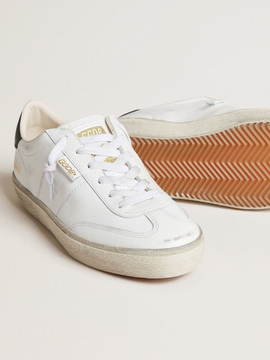 sapato masculino soul star em couro branco com detalhe em couro preto no calcanhar.