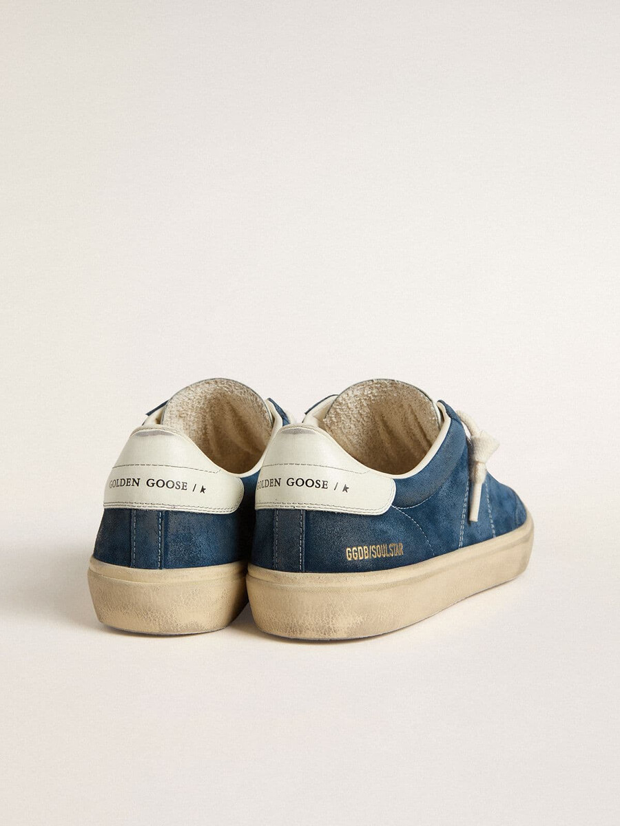 sapato masculino soul star em camurça azul com detalhe em couro branco no calcanhar.