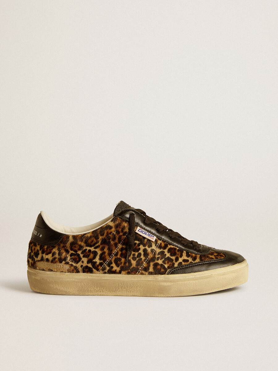 soul star em pele de pônei com estampa de leopardo detalhe no calcanhar e inserções em couro napa preto.